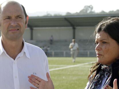 Rafael Louzán, durante su visita a las obras de un campo de fútbol en Mos (en la foto, junto a la alcaldesa tránsfuga, Nidia Arévalo).
