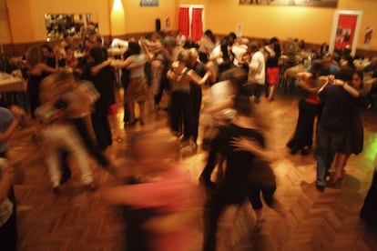 Baile en milonga en el salón Canning del bonaerense barrio de Palermo.