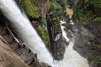 La naturaleza salvaje que recorre el río Verde, en Ecuador, insufla fuerza a este torrente que forma el Pailón del Diablo, una cascada de 100 metros de altura. El enclave, a 30 minutos de la vecina ciudad de Baños, cuenta con un sendero, que incluye puentes colgantes, que discurre entre la vegetación hasta llegar a este salto. La parte más impresionante es esta escalera tallada en piedra que lleva hasta las cálidas aguas: rondan los 23 grados.