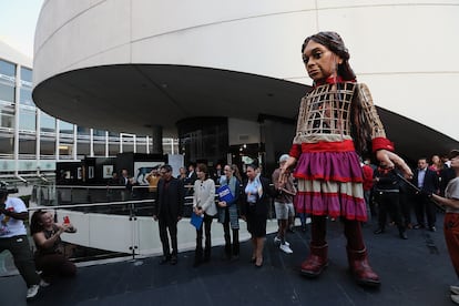 Amal llegó a la capital mexicana el pasado 16 de noviembre, e inició su estancia en la capital con una visita al Senado de la República. En la imagen, la marioneta en la sede del Senado. 