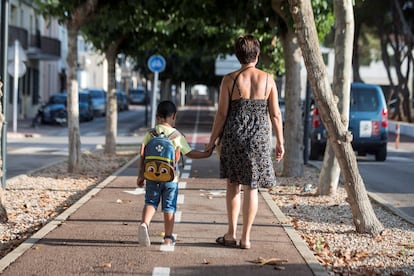 Una madre acompaña a su hijo en el primer día de colegio en la localidad de Sant Lluís, Menorca.