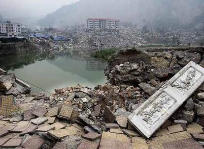 Los escombros de los edificios destruidos por el terremoto cubren la ciudad de Beichuan, en la provincia china de Sichuan.