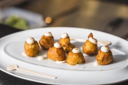 Buñuelos de bacalao con alioli ligero. 