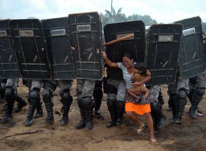 Una mujer intenta evitar el desalojo forzoso de un campo ocupado en Manaus, Brasil, 10 Marzo