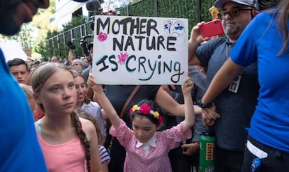 Greta Thunberg, à esquerda, durante protesto em frente à sede da ONU, em Nova York