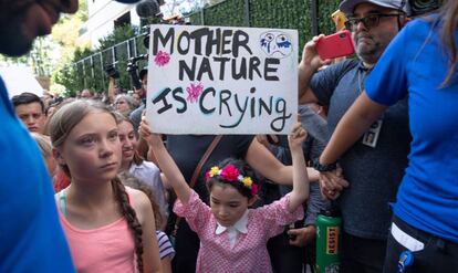 Greta Thunberg, à esquerda, durante protesto em frente à sede da ONU, em Nova York