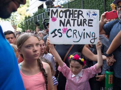 Greta Thunberg, à esquerda, durante protesto em frente à sede da ONU, em Nova York