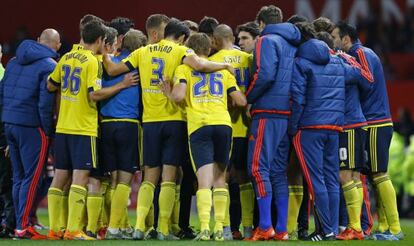 Aitor Karanka da instrucciones a su plantilla antes de la prórroga contra el Manchester United el miércoles.