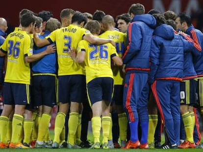 Aitor Karanka da instrucciones a su plantilla antes de la prórroga contra el Manchester United el miércoles.