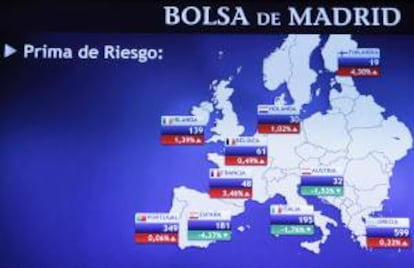 Monitor en la bolsa de Madrid que muestra, entre otras, la prima de riesgo de España, que mide la confianza del mercado en la deuda soberana española, en la sesión de ayer.