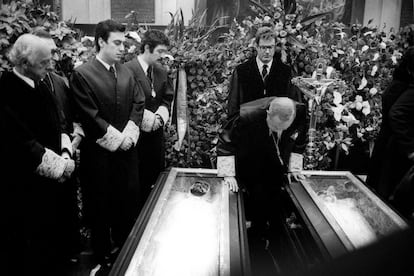 Antonio Pedrol Rius, presidente del Colegio de Abogados de Madrid, inclinado sobre los féretros en la capilla ardiente en el Colegio de Abogados de los abogados laboralistas asesinados en la matanza de Atocha, el 26 de enero de 1977.