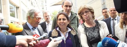 Dolors Perram&oacute;n, directora del Instituto Joan Fuster habla con los medios.