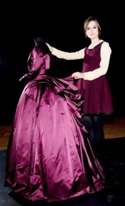 La actriz Keira Knightley posa con el traje que utilizó en la película 'Ana Karenina'