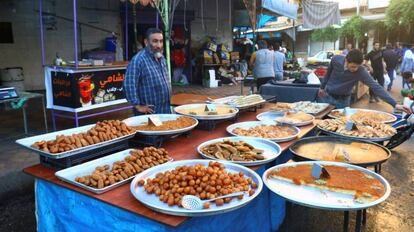 Un puesto de dulces en Siria durante el mes sagrado del Ramadán.