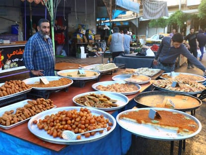 Un puesto de dulces en Siria durante el mes sagrado del Ramad&aacute;n.