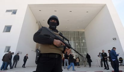 Un membre de les forces de seguretat de Tunísia, aquest dijous a l'entrada de visitants del museu del Bardo.