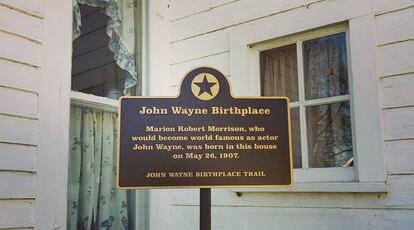 Una placa, en la casa natal del actor John Wayne.