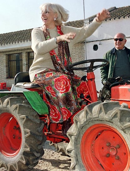 La candidata del PP Teófila Martínez, subida a un tractor de la cooperativa agrícola de Guadalcacín (Cádiz), el 12 de febrero de 2000, en un acto previo a la campaña de las elecciones generales y autonómicas andaluzas del 12 de marzo.
