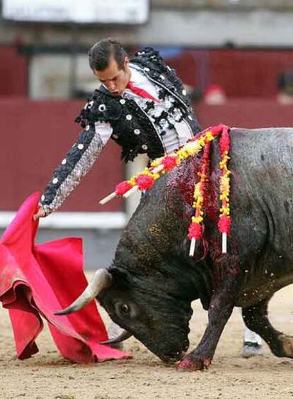 César Jiménez, en su segundo toro de la tarde.