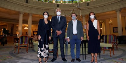 El alcalde de Madrid, José Luis Martínez-Almeida, y la concejala delegada de Turismo, Almudena Maíllo, posan junto a la secretaria de la Asociación hotelera, Mar de Miguel; y el director del Hotel Palace, Pablo Flores, en su visita este jueves al Hotel Westin Palace con motivo de su reapertura.