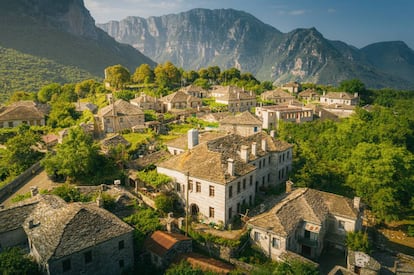 La villa de Papingo, con el monte Timfi al fondo, es uno de los 45 pueblos que se encuentran en la zona de Zagori.