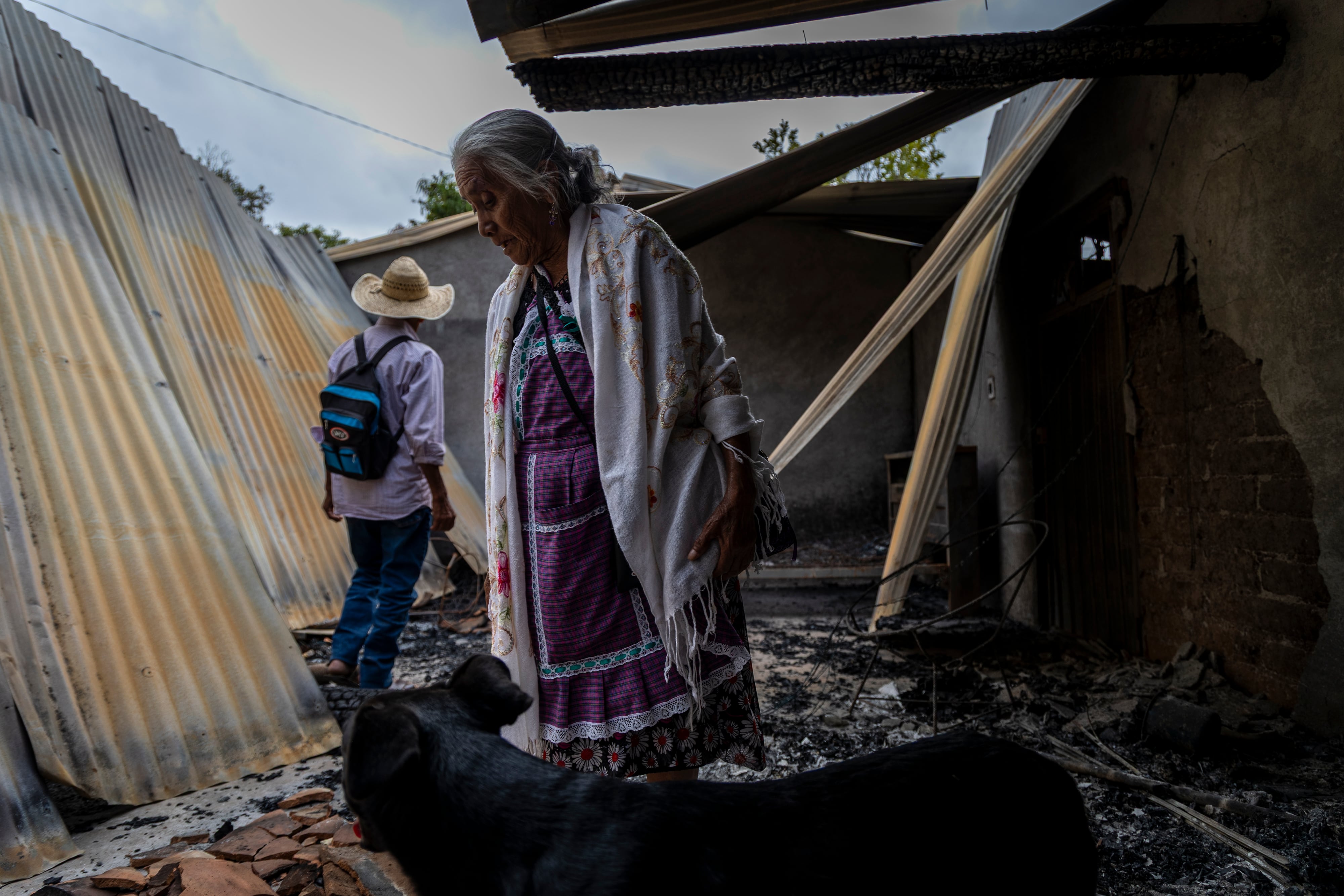 La señora Ana y Alejandro permanecen refugiados en Alcozacán tras huir de Tula, Guerrero.