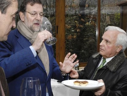 Jos&eacute; Luis Baltar (derecha) ofrece una tapa a Mariano Rajoy, antes de un acto electoral en Sarreaus (Ourense) en 2009. 