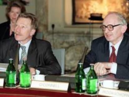 El luxemburgués Yves Mersch, a la izquierda, ha sido nombrado miembro del comité ejecutivo del BCE, pese al bloqueo del Gobierno español. EFE/Archivo