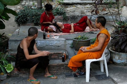 Nat (2nd L) combs a friend's hair during their stay at Wat Thamkrabok monastery in Saraburi province, Thailand, February 3, 2017. REUTERS/Jorge Silva  SEARCH "TEMPLE SILVA" FOR THIS STORY. SEARCH "WIDER IMAGE" FOR ALL STORIES.