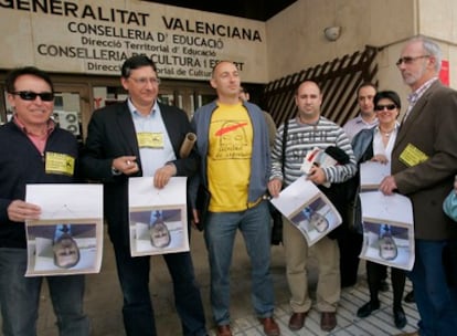 El director del Instituto de Educación Secundaria Las Norias, de Monforte del Cid ( Alicante) , José Luis Santiago ( 3i), recibe el apoyo de otros directores de instituto el pasado abril al presentar alegaciones a su expediente.