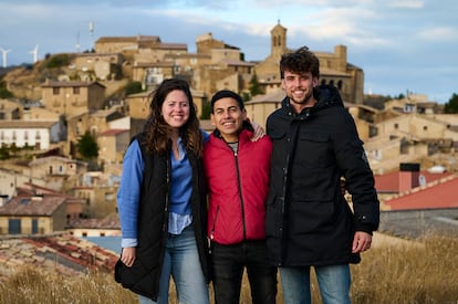 Saioa Amundarain, Cristian Florentin e Iñigo Méndez, en el pueblo de San Martín de Unx.