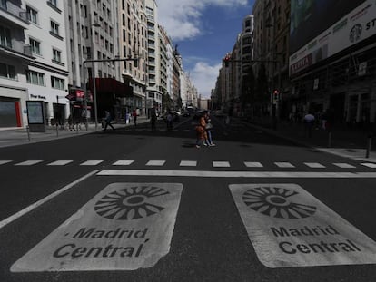 Entrada a Madrid Central en la calzada de la Gran Vía. 