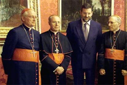 El vicepresidente Rajoy, con los cardenales Carles, Álvarez y Rouco (de izquierda a derecha), en febrero de 2001.