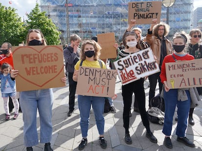 Asistentes a una manifestación nacional para protestar contra la decisión de deportar a los refugiados sirios, en Copenhague, Dinamarca, el 19 de mayo de 2021.