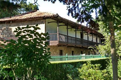 La casa señorial es un edificio de piedra de granito de tres plantas y 600 metros, que luce en su fachada dos grandes escudos. En uno de sus laterales se añadió en 1860 una galería de madera acristalada a la altura del primer piso.