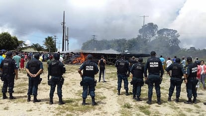 Policiais vigiam o local onde manifestantes queimaram acampamento em que dormiam imigrantes venezuelanos em Paracaima (Roraima).