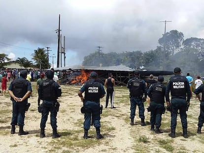 Policiais vigiam o local onde manifestantes queimaram acampamento em que dormiam imigrantes venezuelanos em Paracaima (Roraima).