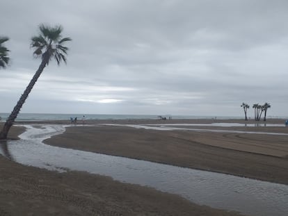 La playa de Canet d'en Berenguer, tras las lluvias torrenciales de este lunes.