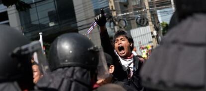 Un manifestante grita lemas contra el Gobierno frente a la sede del partido de la primera ministra Yingluck Shinawatra, en Bangkok.