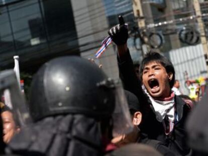 Un manifestante grita lemas contra el Gobierno frente a la sede del partido de la primera ministra Yingluck Shinawatra, en Bangkok.