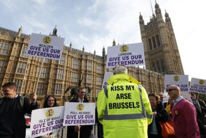 Manifestantes antieuropeístas, ante el Parlamento británico el pasado 24 de octubre.