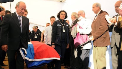 Rodolfo Reyes Muñoz (i), sobrino de Pablo Neruda, durante la exhumación de los restos del poeta chileno el 8 de abril de 2013.