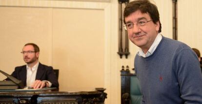 En primer término, Patxi Lazkoz en el pleno municipal de Vitoria que aprobó la denuncia del 'caso San Antonio'.