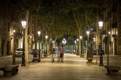 Dos personas caminan por el paseo del Born después del toque de queda, en una foto de archivo.