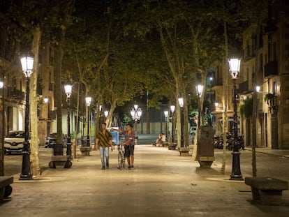 El paseo del Born de Barcelona, casi desierto la noche de este miércoles tras el toque de queda.