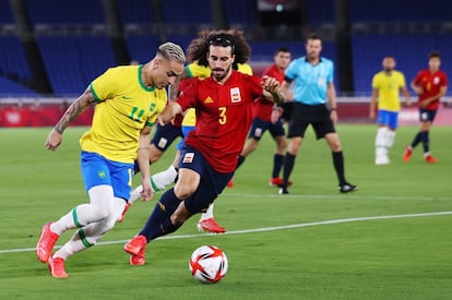 Antony y Marc Cucurella luchan por el balón.