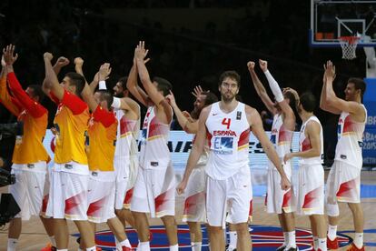 Pau Gasol, junto a sus compañeros, celebra la victoria ante Francia.