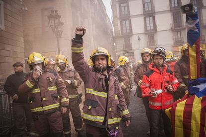 Bombers de la Generalitat en una protesta el 2014.