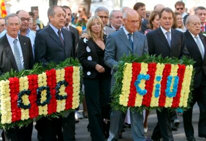 Los líderes de UDC, Josep Antón Duran Lleida, y de CDC Artur Mas, acompañados de otros miembros de la coalición nacionalista, durante la tradicional ofrenda al monumento de Rafael Casanova con motivo de la Diada.