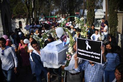 El ataúd de una niña de siete años cuyo cuerpo fue encontrado el fin de semana con signos de tortura, llevado al cementerio antes de su entierro, en la Ciudad de México (México).  